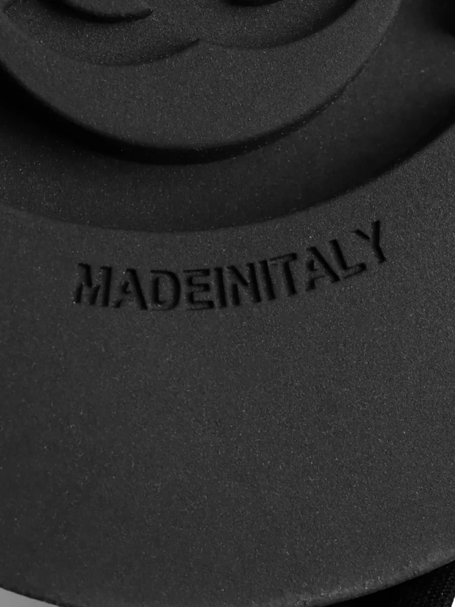 Фрагмент чёрной подошвы с тиснёным указанием страны производства Made in Italy