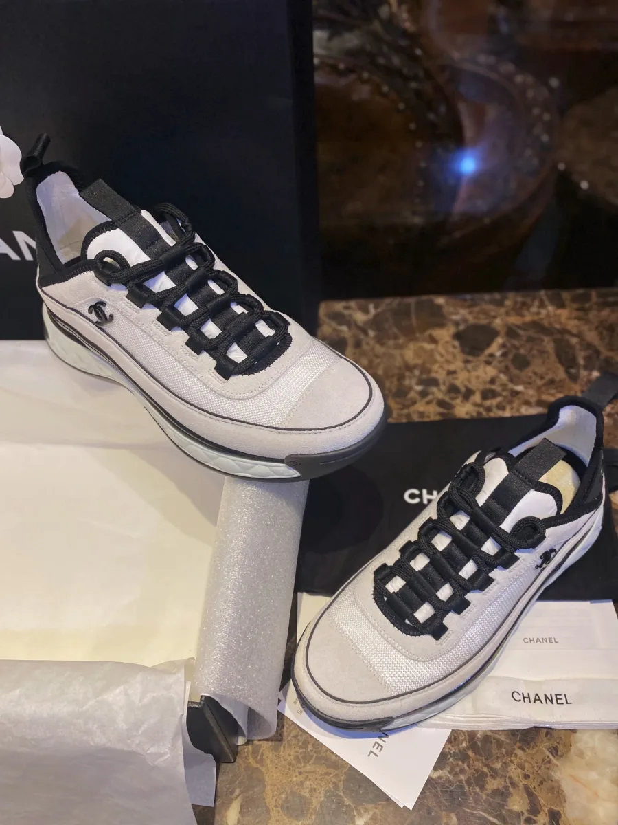 Бело-чёрные кроссовки Chanel с замшевыми вставками