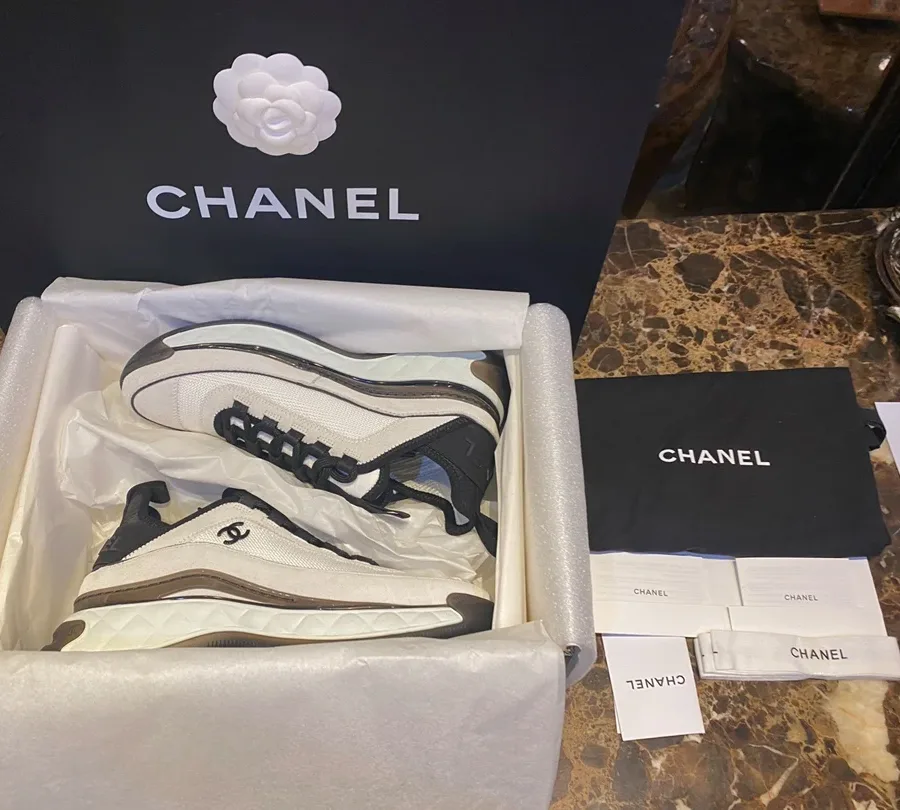 Вид сбоку на кроссовки Chanel в бело-чёрной гамме
