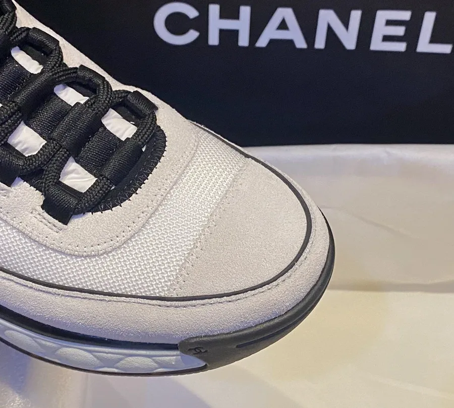 Кроссовки Chanel под углом с акцентом на пятку