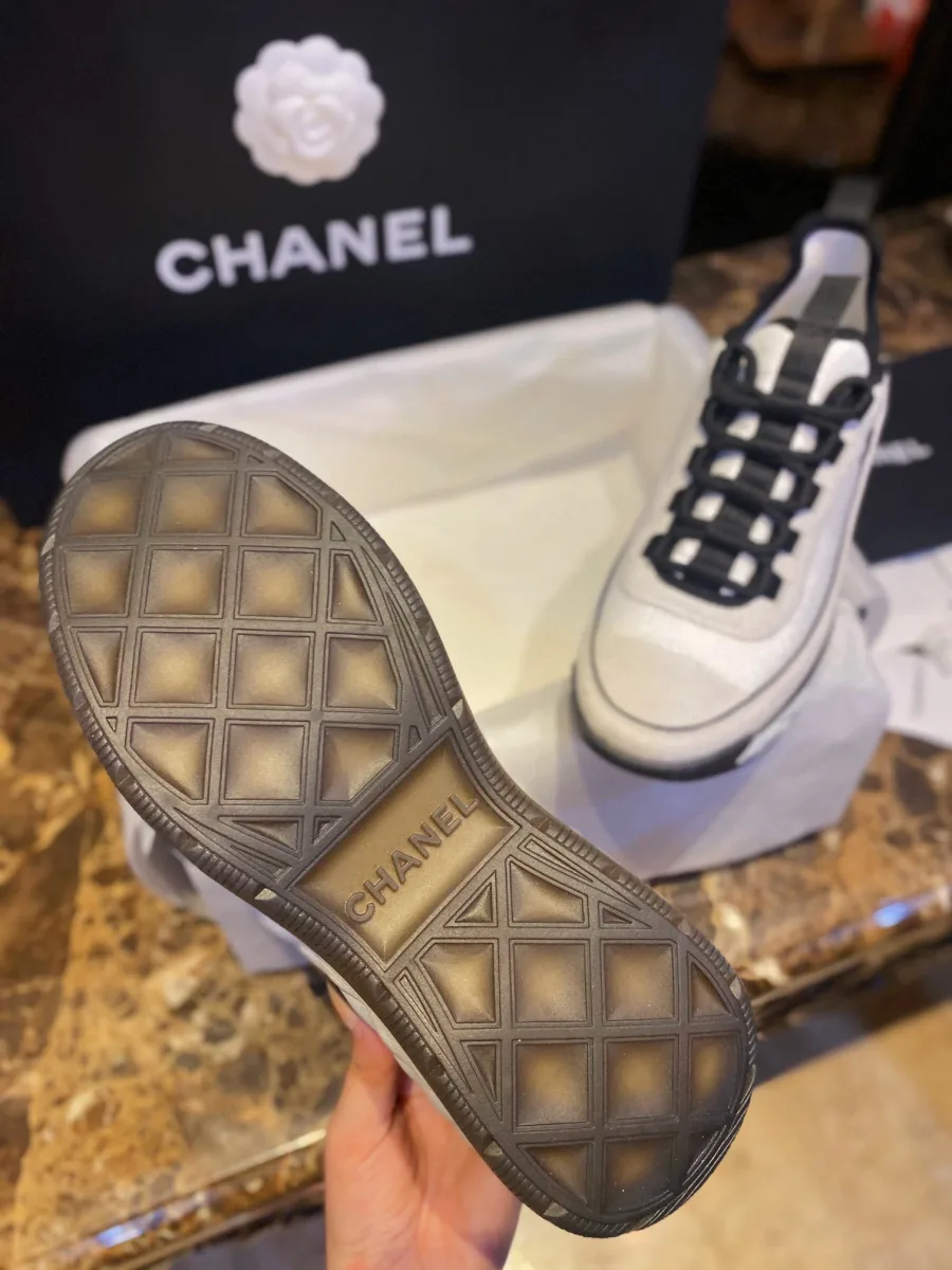 Общий вид пары кроссовок Chanel на светлом фоне