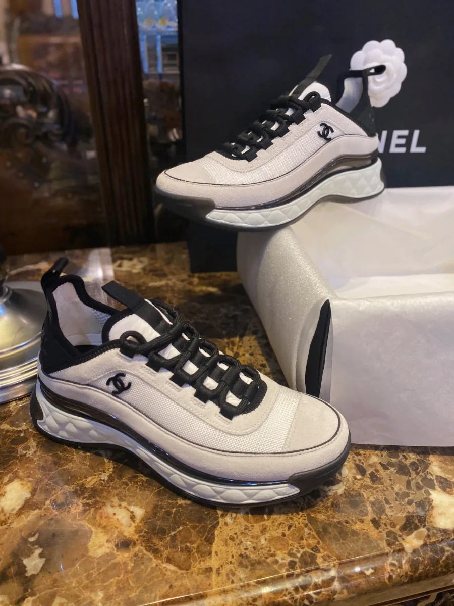 Вид сзади на брендовые кроссовки Chanel с логотипом
