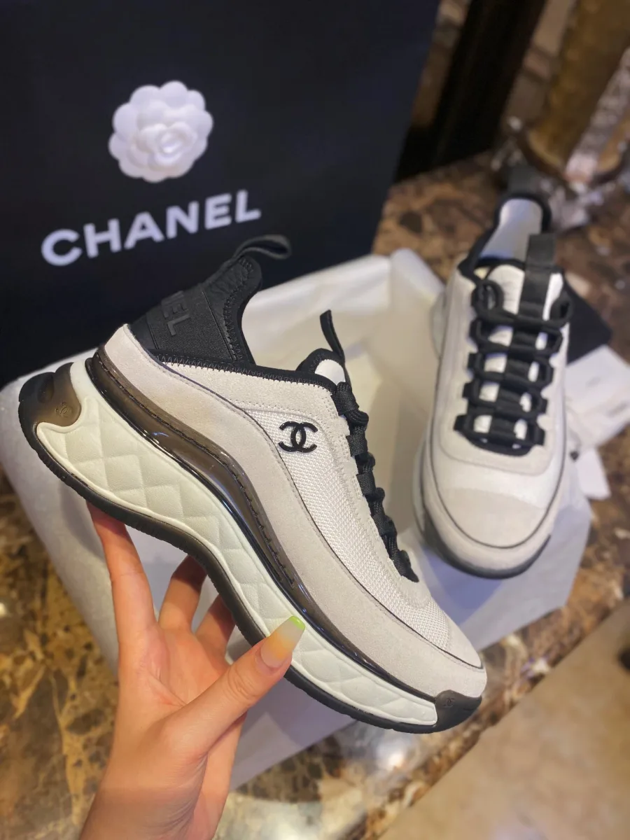 Вид сверху на шнуровку и язычок кроссовок Chanel