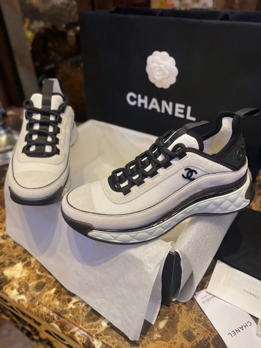 Подошва кроссовок Chanel с выраженным протектором
