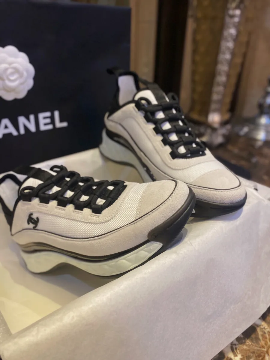 Фирменный логотип Chanel на боковой части обуви