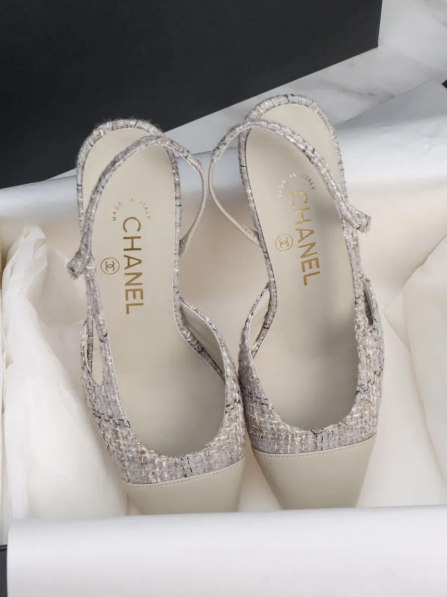 Пара твидовых туфель slingback с открытой пяткой, вид сверху