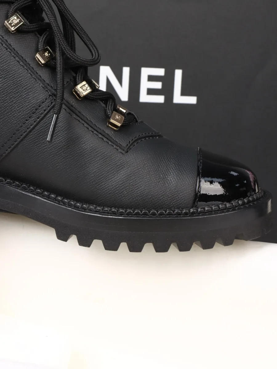 Крупный план лакированного мыска и шнуровки с металлическими люверсами