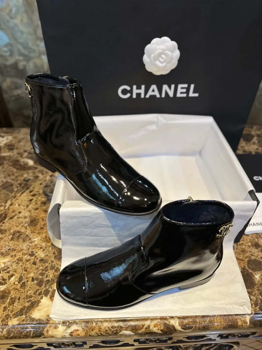 Чёрные ботильоны Chanel из мятой лакированной кожи