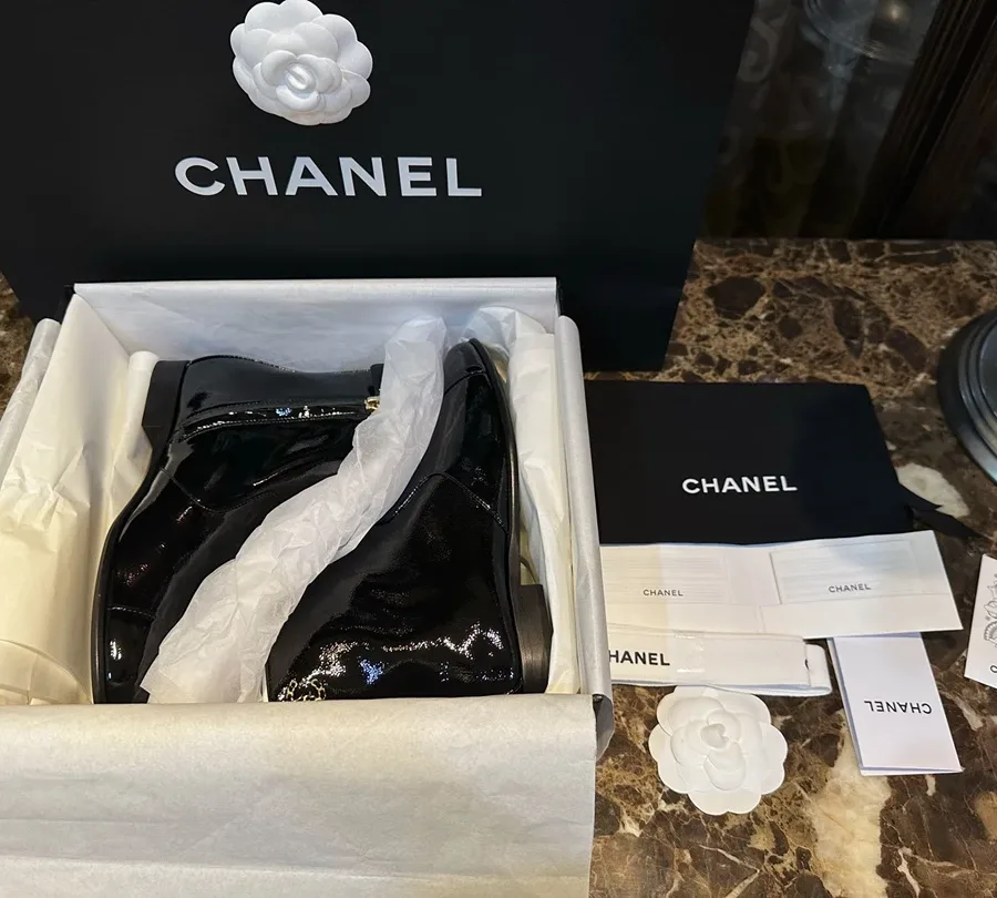 Ботильоны Chanel с логотипом CC вид сбоку