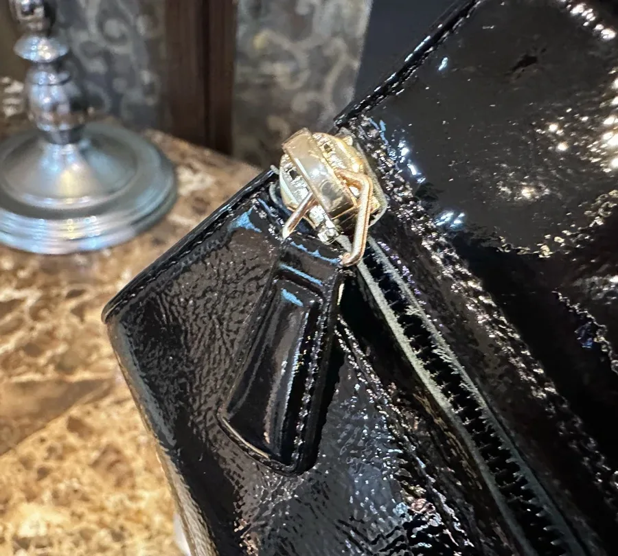 Логотип CC на боковой части ботильонов Chanel