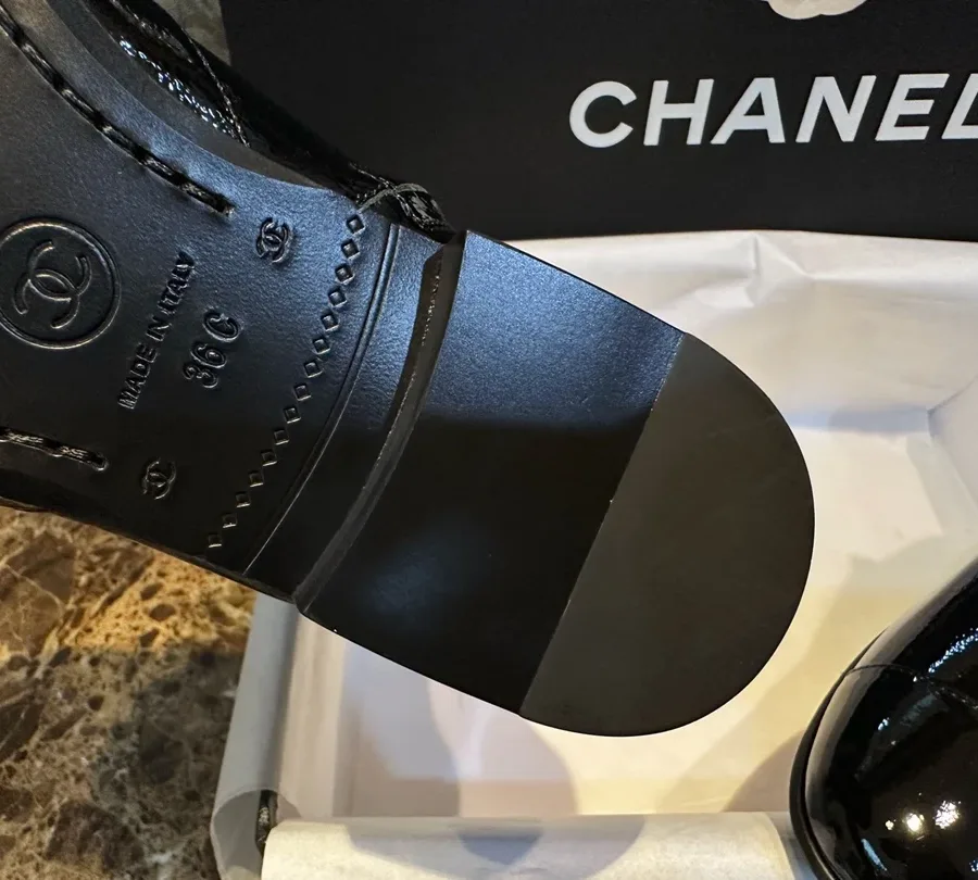 Вид на ботильоны Chanel под углом сверху