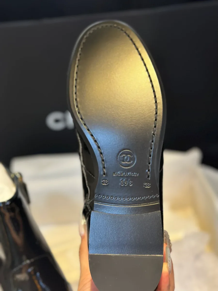 Пара ботильонов Chanel в полный рост