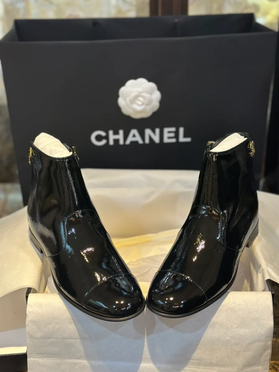 Вид сзади на чёрные лакированные ботильоны Chanel