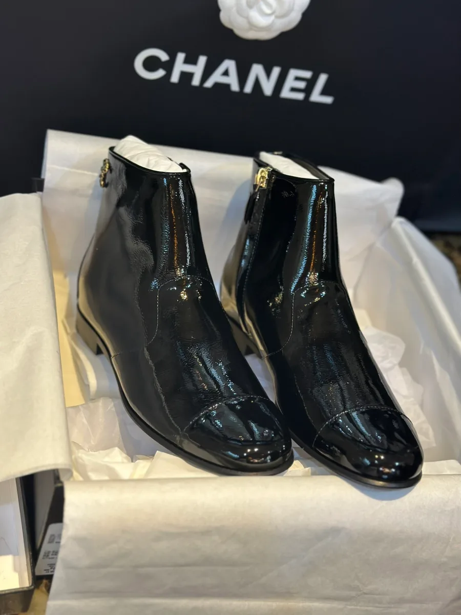 Крупный план логотипа CC на ботильонах Chanel