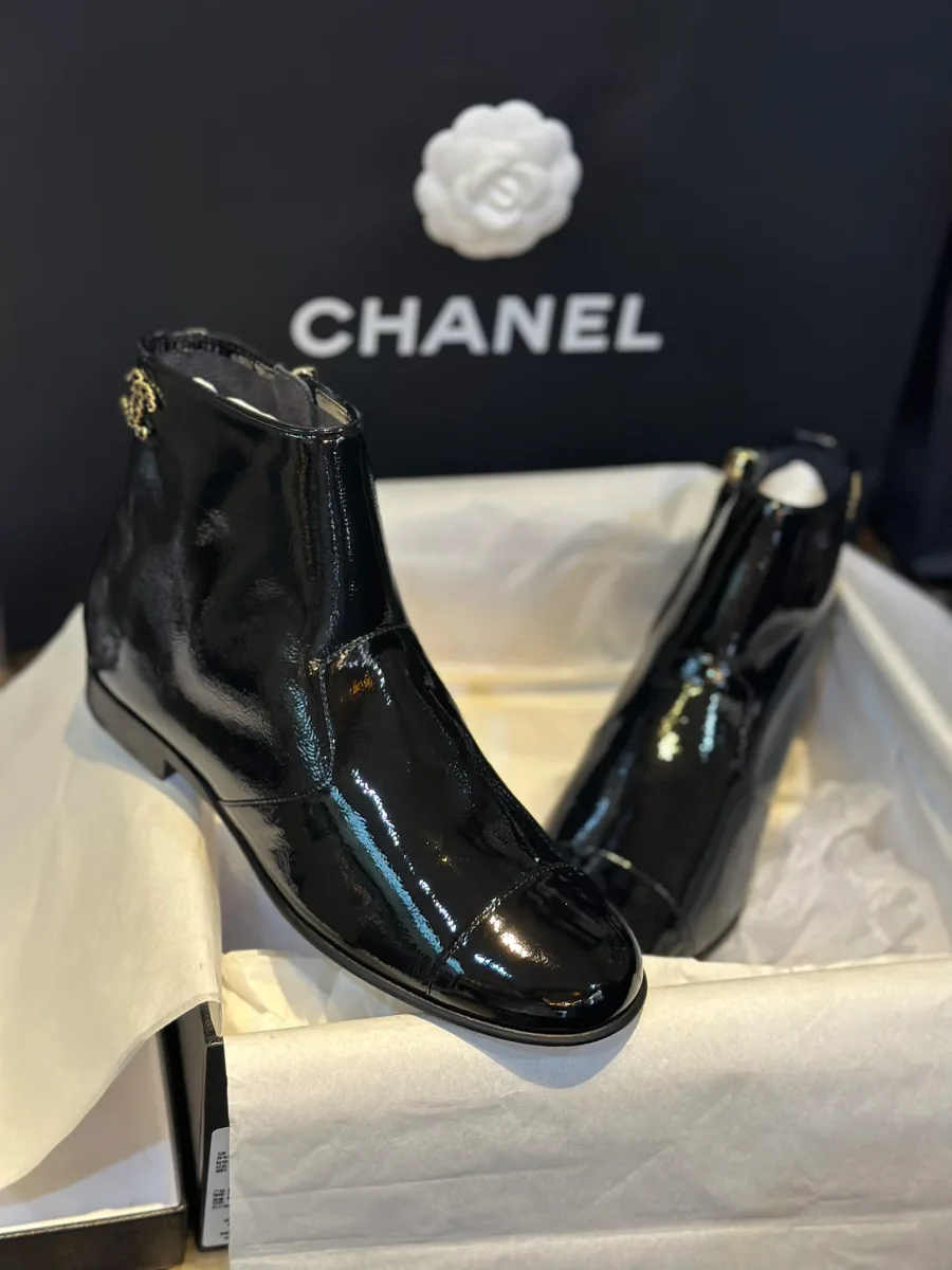 Текстура мятой лакированной кожи ботильонов Chanel