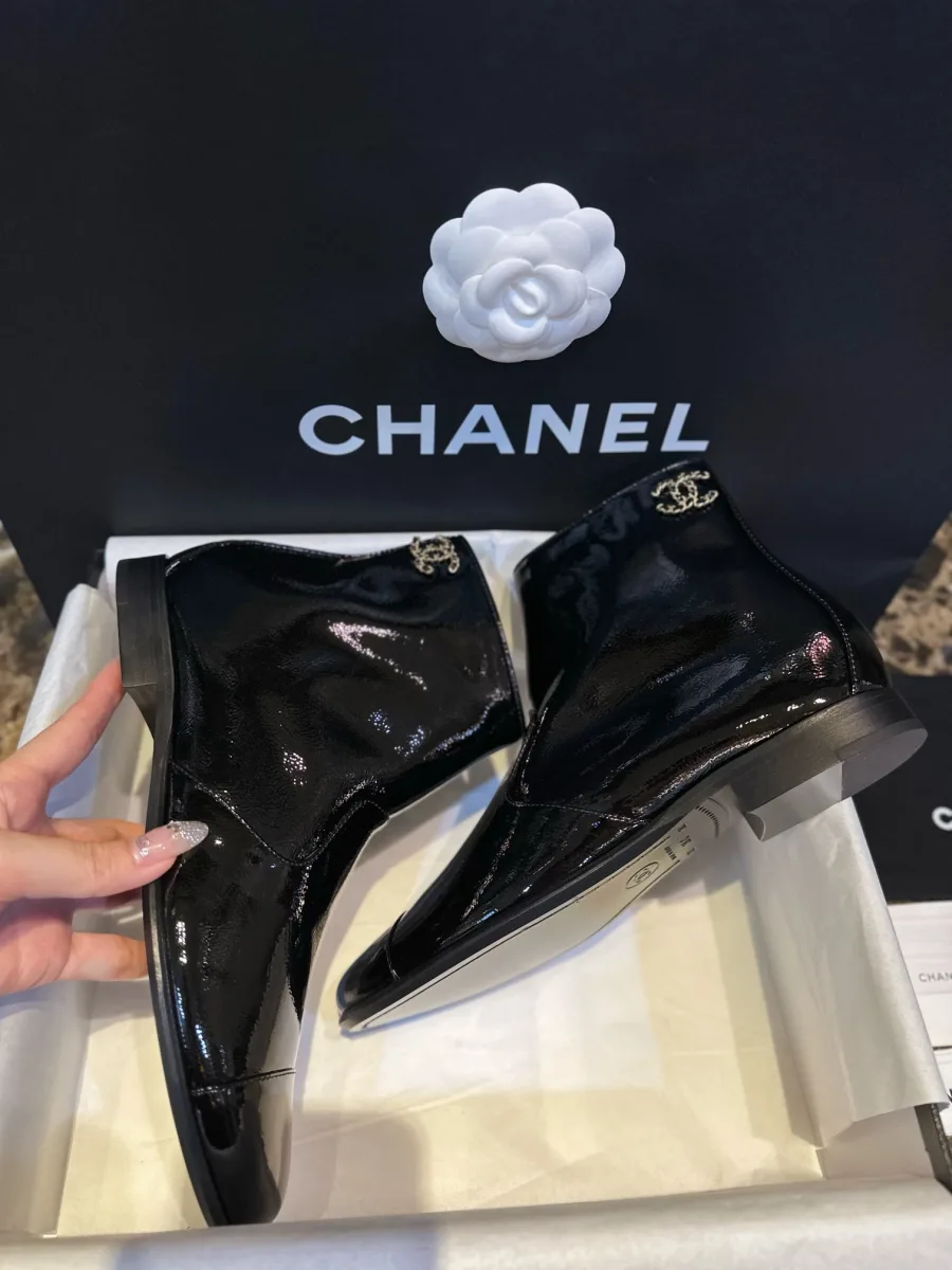 Вид сверху на носочную часть ботильонов Chanel
