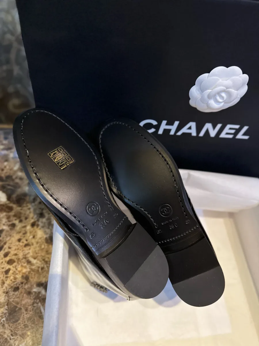 Подошва чёрных ботильонов Chanel вид снизу