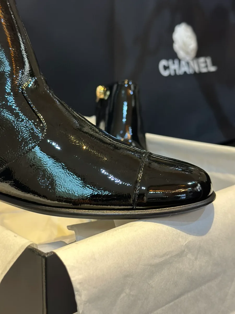 Застёжка-молния на ботильонах Chanel крупным планом