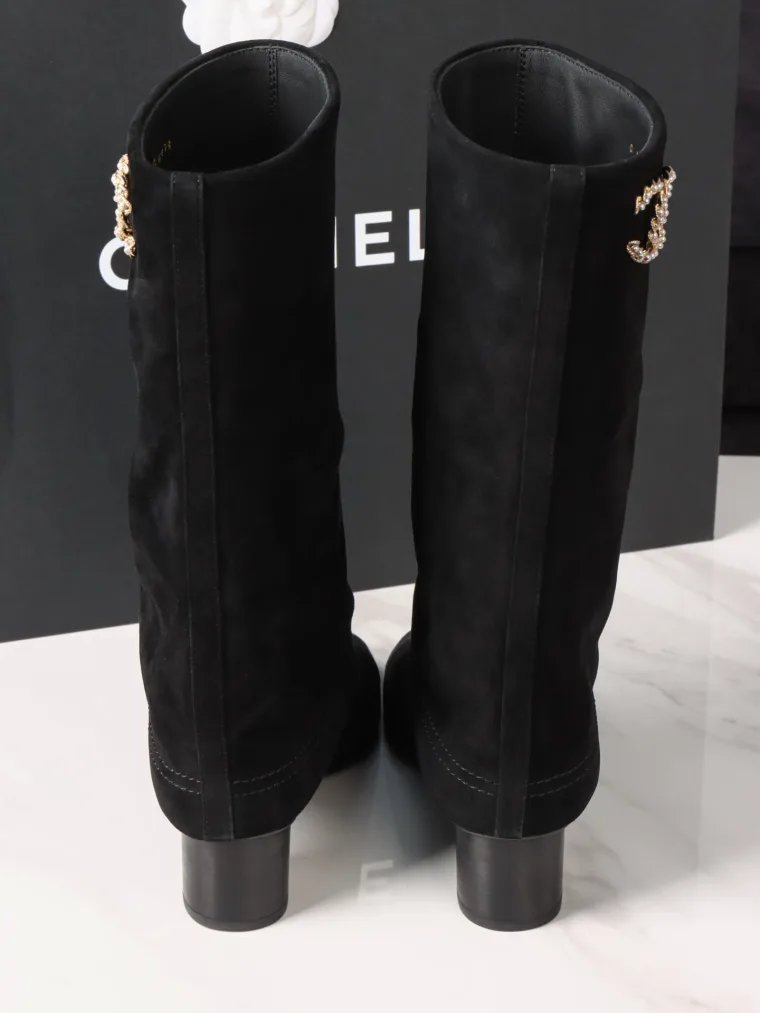 Chanel Чёрные замшевые сапоги с логотипом CC из жемчуга