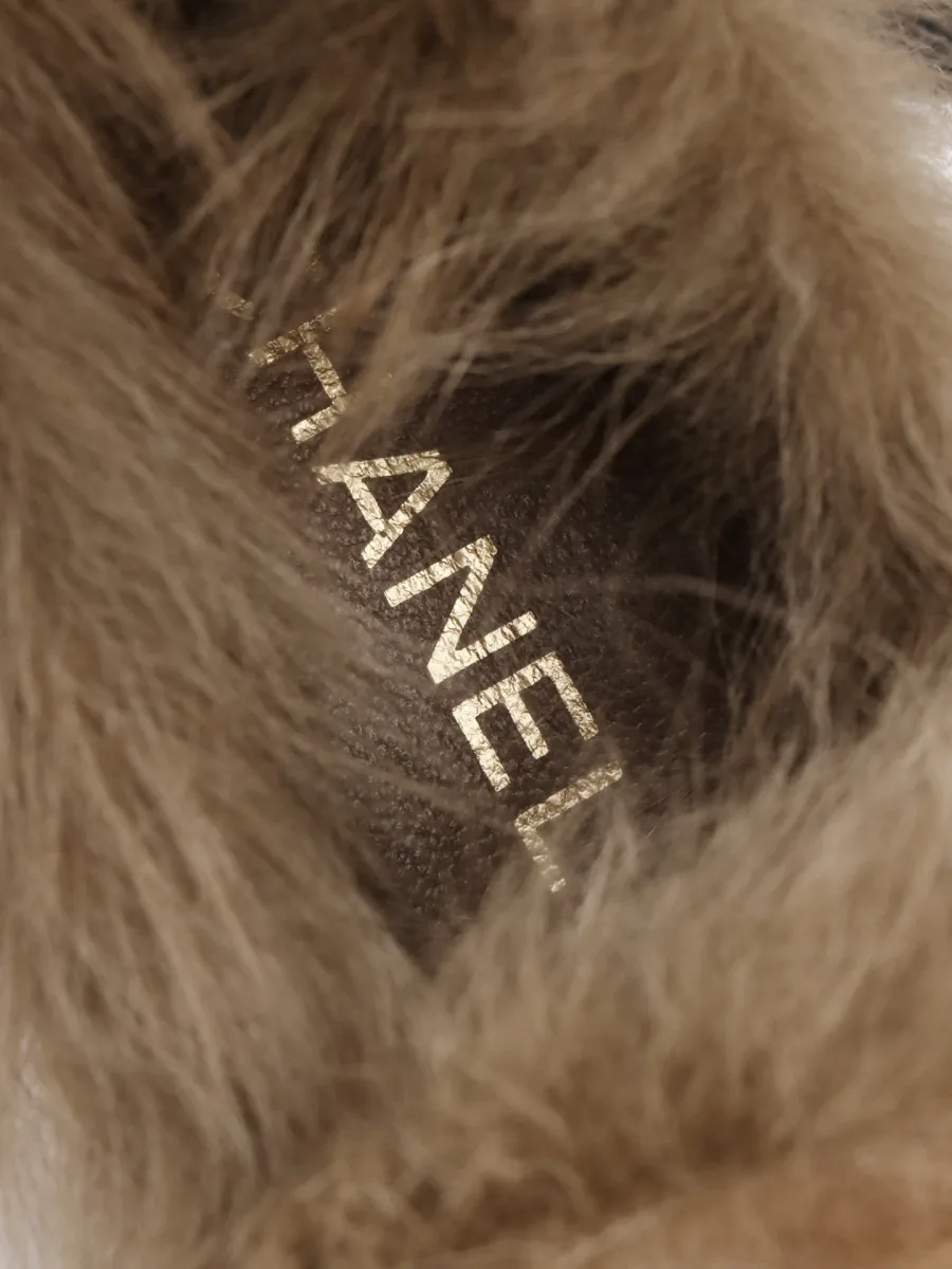 Стелька с пушистым мехом и золотистым тиснением названия бренда Chanel