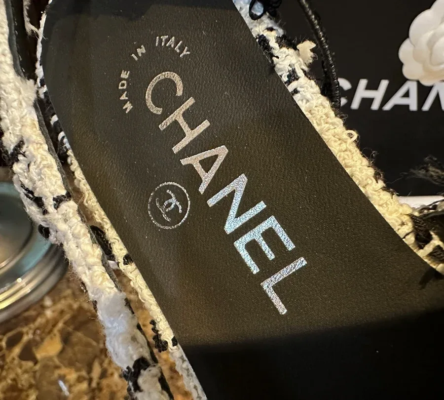 Кожаная стелька с тиснением логотипа Chanel