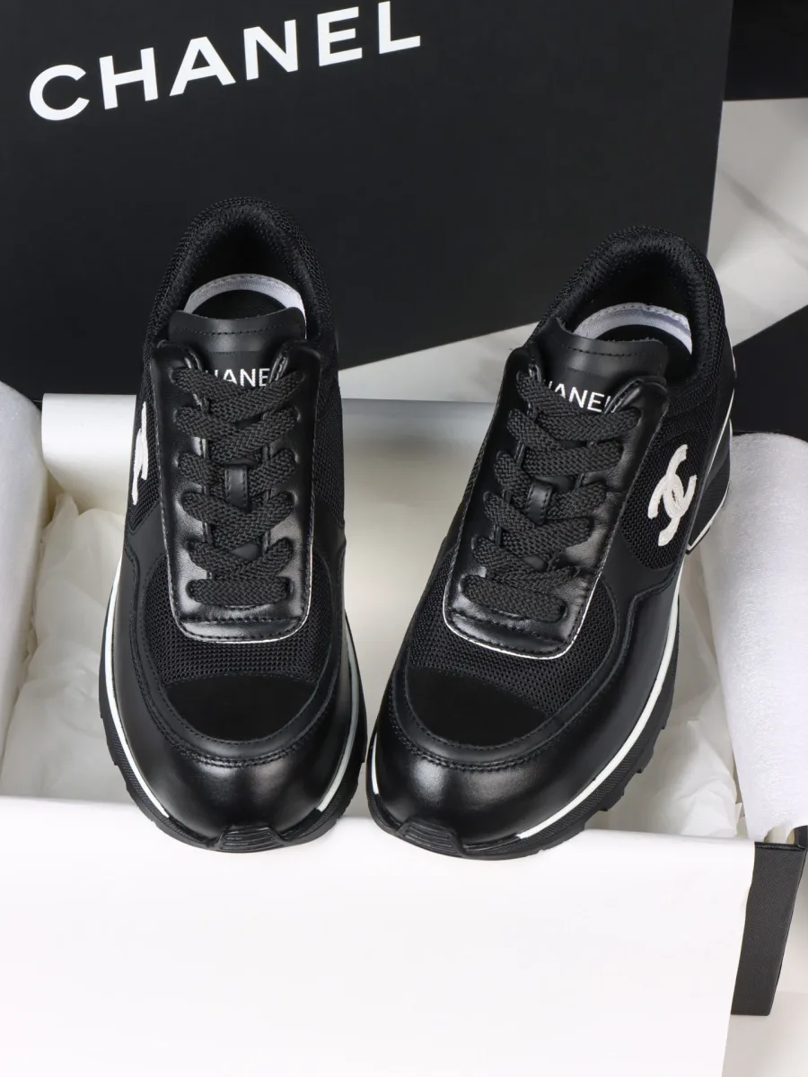 Чёрные кроссовки Chanel со шнуровкой и белым логотипом CC, вид спереди