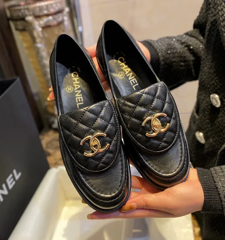 Chanel Чёрные кожаные лоферы со стёганой вставкой и логотипом CC