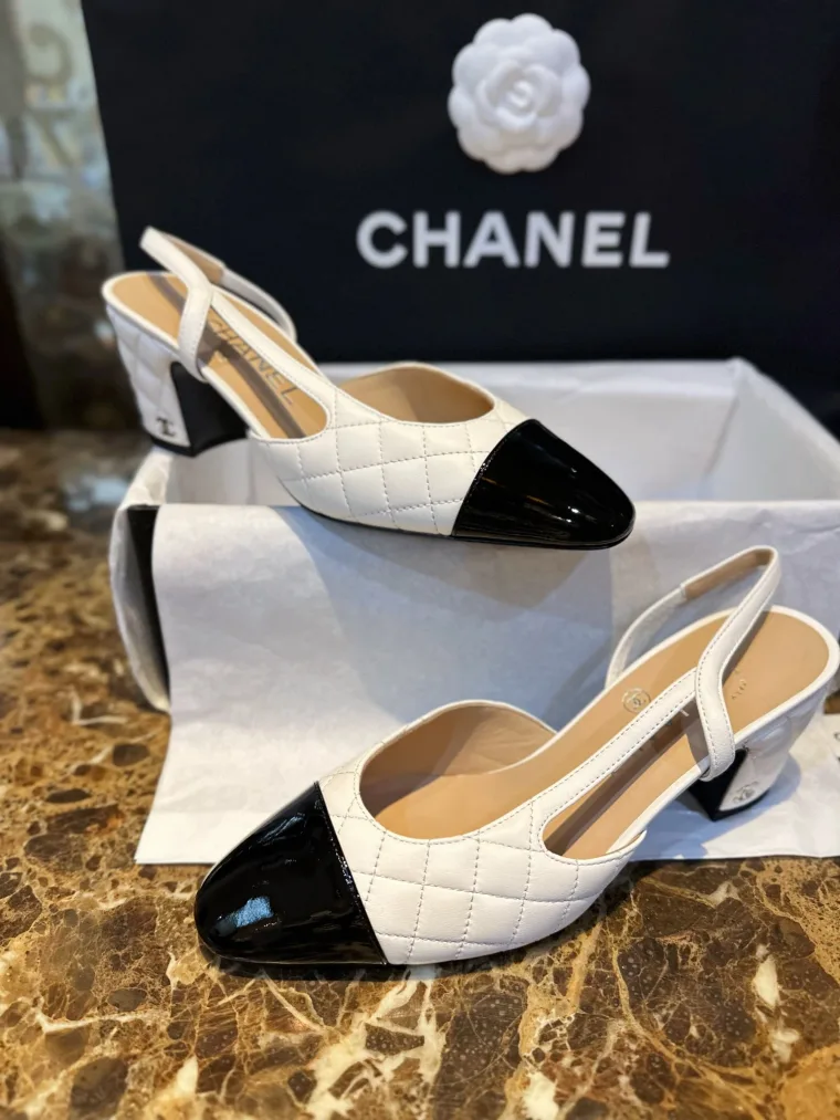 Chanel Белые стёганые слингбэки с чёрным мыском