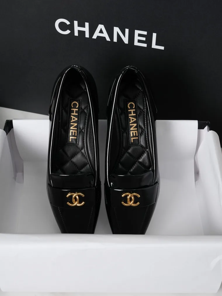 Chanel Чёрные лакированные лоферы с заострённым мыском и логотипом CC