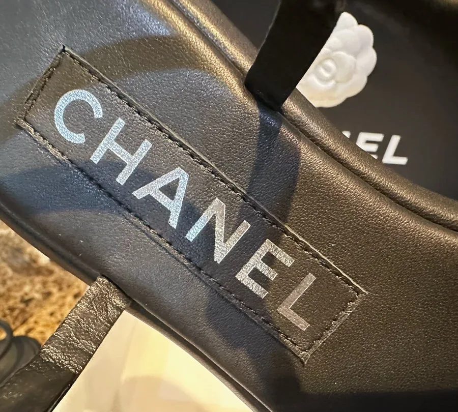 Фирменная нашивка с логотипом Chanel на кожаной стельке