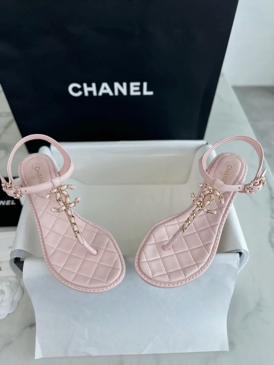 Розовые кожаные босоножки Chanel с Т-образным ремешком и цепочкой, вид сверху