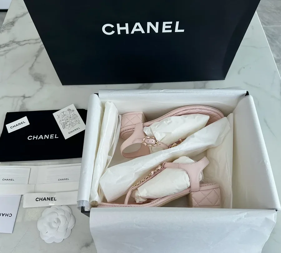 Женские розовые босоножки Chanel в фирменной коробке с комплектом, вид сверху