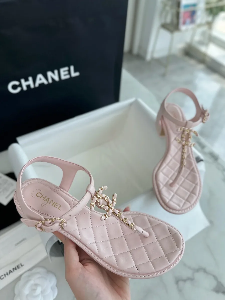 Босоножка Chanel крупным планом: стеганая стелька и цепочка с логотипом CC
