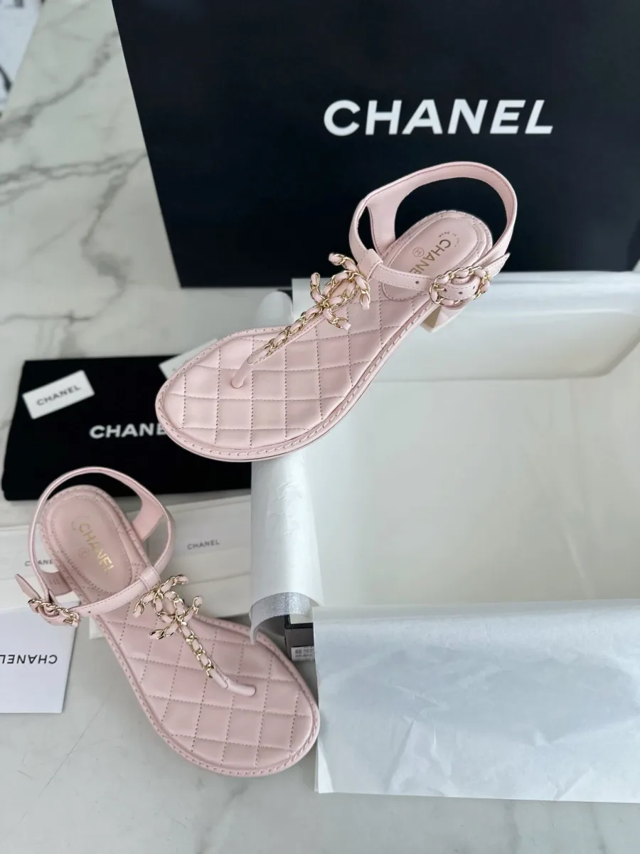 Розовые босоножки Chanel на фирменной коробке, ракурс спереди и сбоку