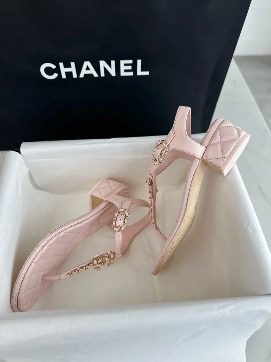 Розовые босоножки Chanel в коробке, демонстрация профиля и подошвы
