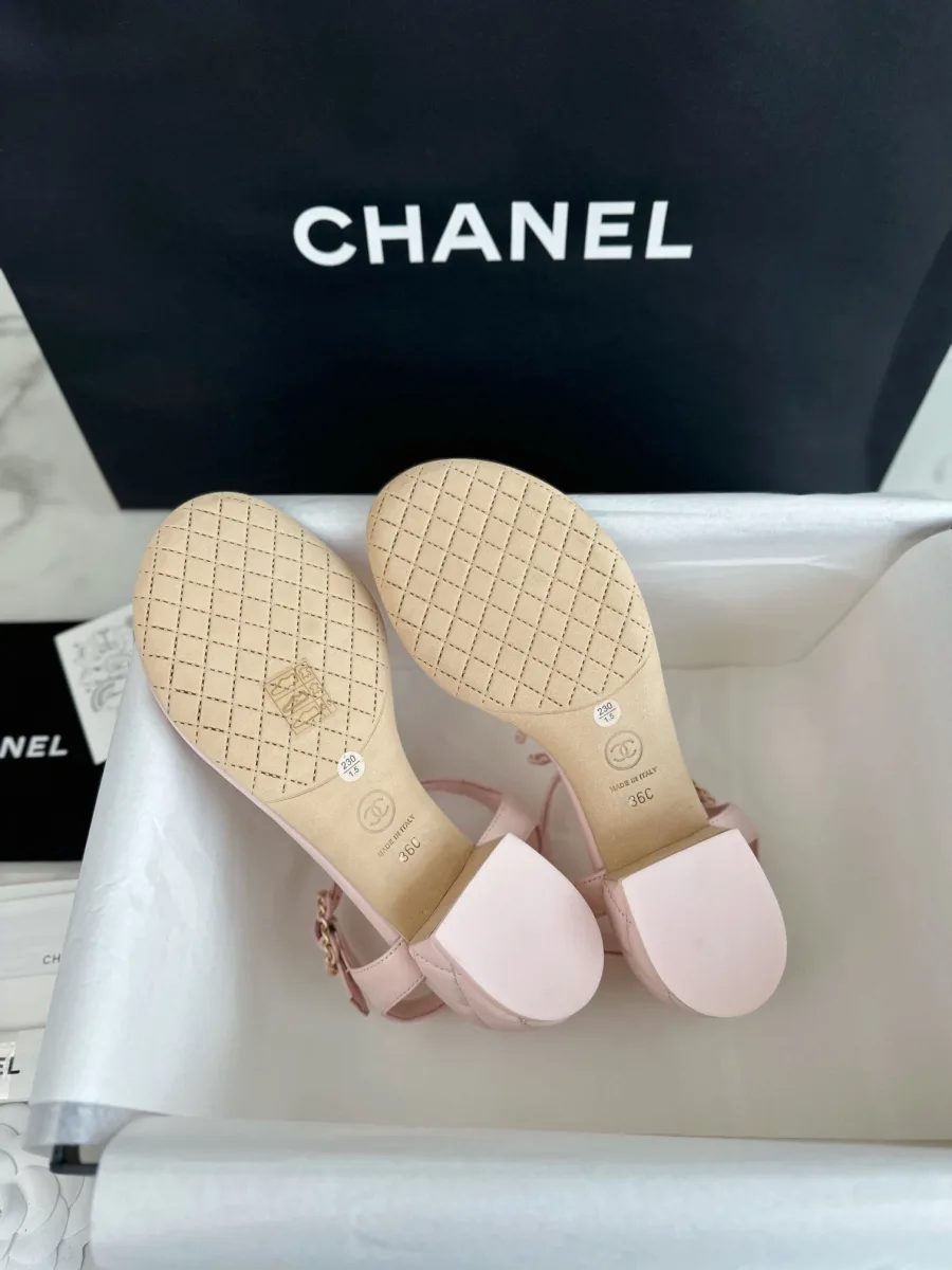 Вид на светлую подошву розовых босоножек Chanel с фирменным узором