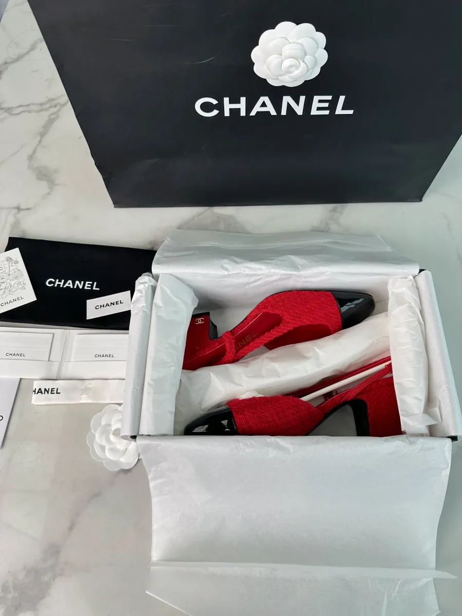 Пара красных слингбэков в фирменной коробке Chanel