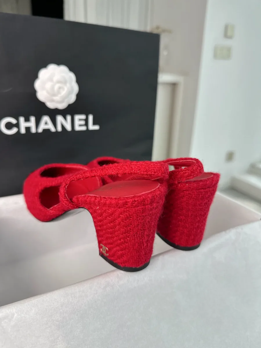 Устойчивые каблуки красных слингбэков с золотистым логотипом CC