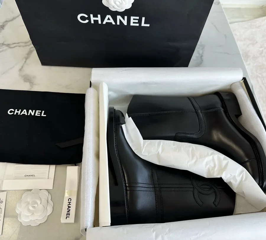 Чёрные сапоги Chanel в открытой коробке с пыльником и аксессуарами