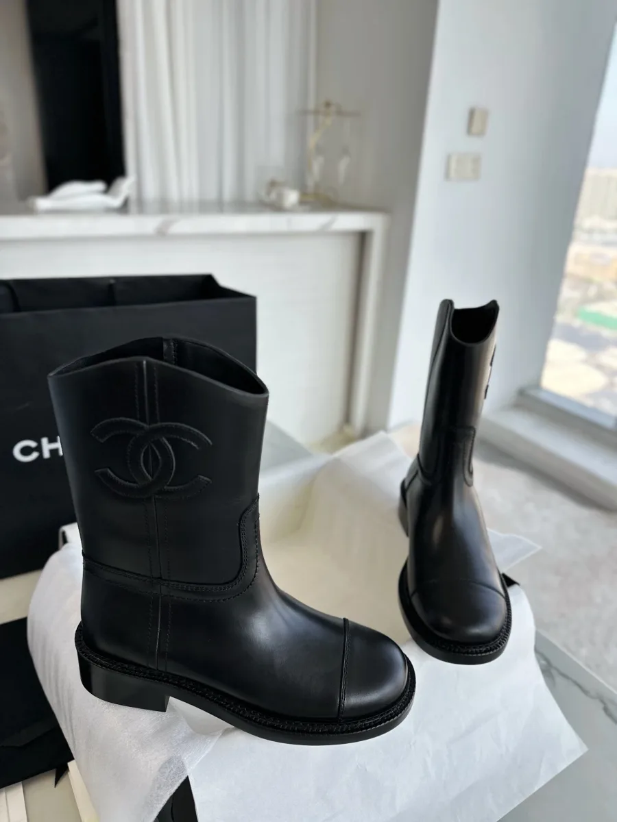 Пара чёрных кожаных сапог Chanel, ракурс три четверти