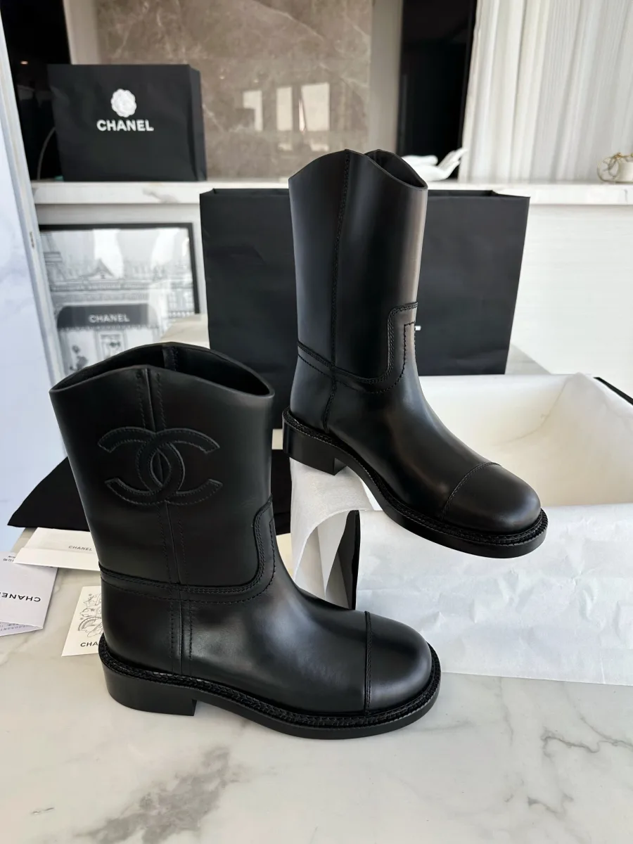 Чёрные кожаные сапоги Chanel, вид сбоку на невысоком каблуке