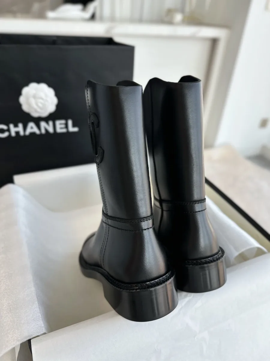 Чёрные сапоги Chanel, вид сзади на конструкцию голенища и пятки