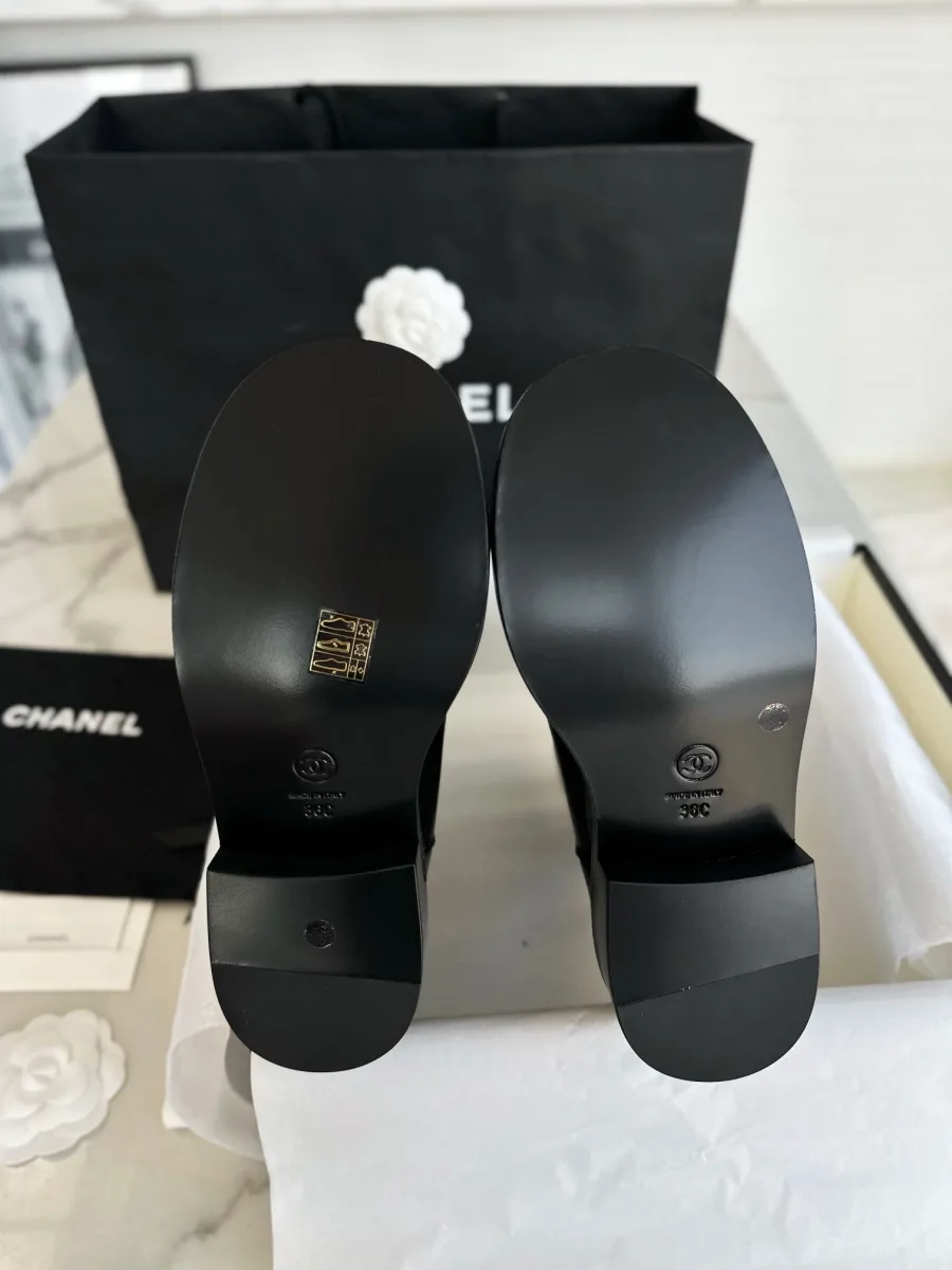 Кожаная подошва сапог Chanel с низким широким каблуком