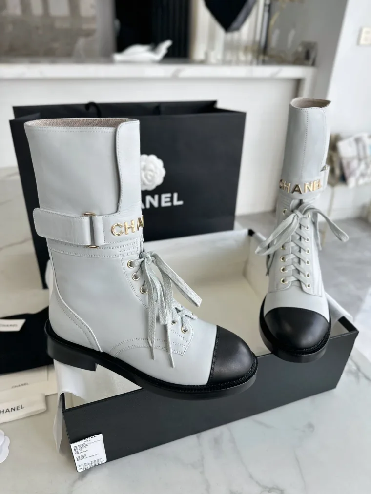 Chanel Серо-белые кожаные ботинки на шнуровке с чёрным мыском