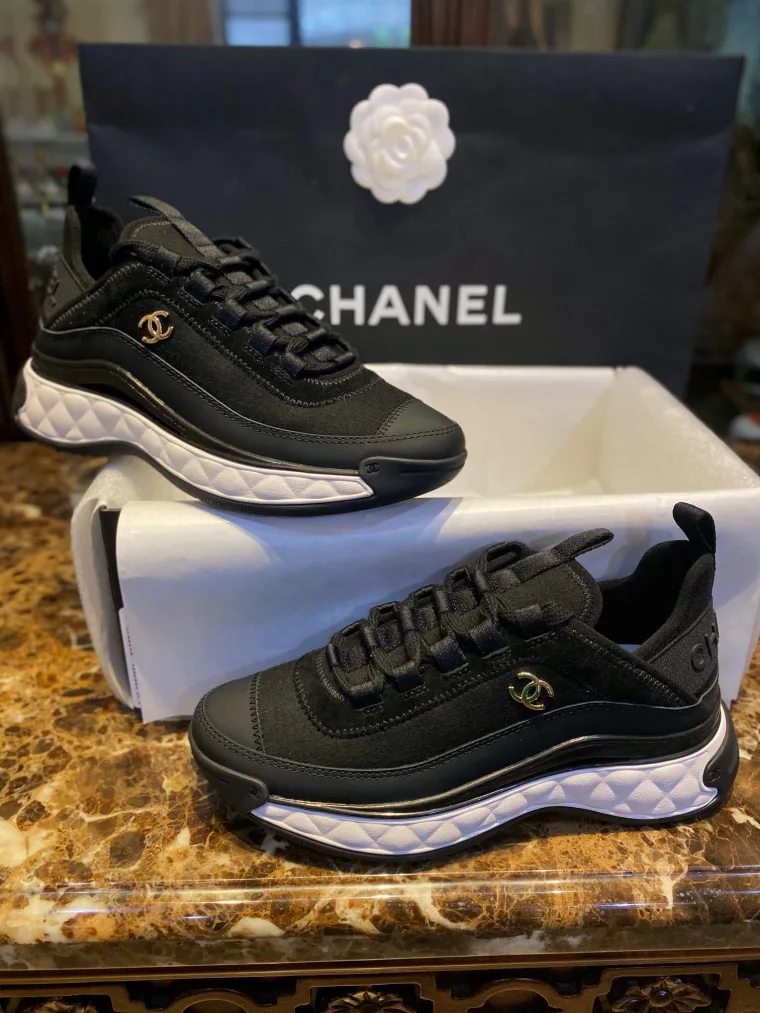 Chanel Чёрные массивные кроссовки с золотистым логотипом CC