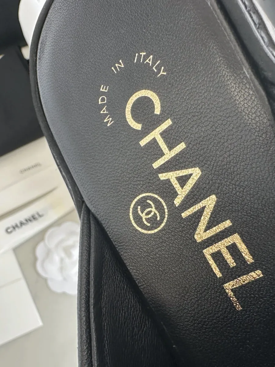 Кожаная стелька с золотистым тиснением Chanel Made in Italy крупным планом