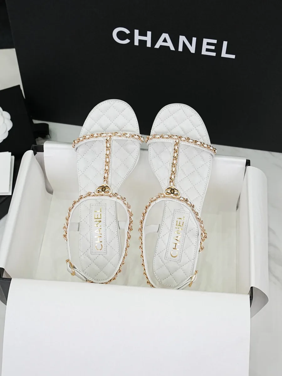 Белые кожаные босоножки Chanel с золотистыми цепочками в коробке, вид сверху