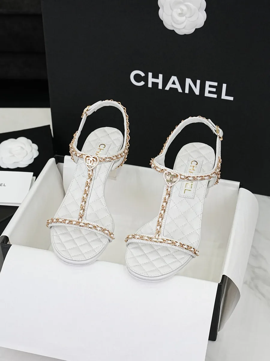 Белые босоножки Chanel на устойчивом каблуке с Т-образными ремешками, вид спереди
