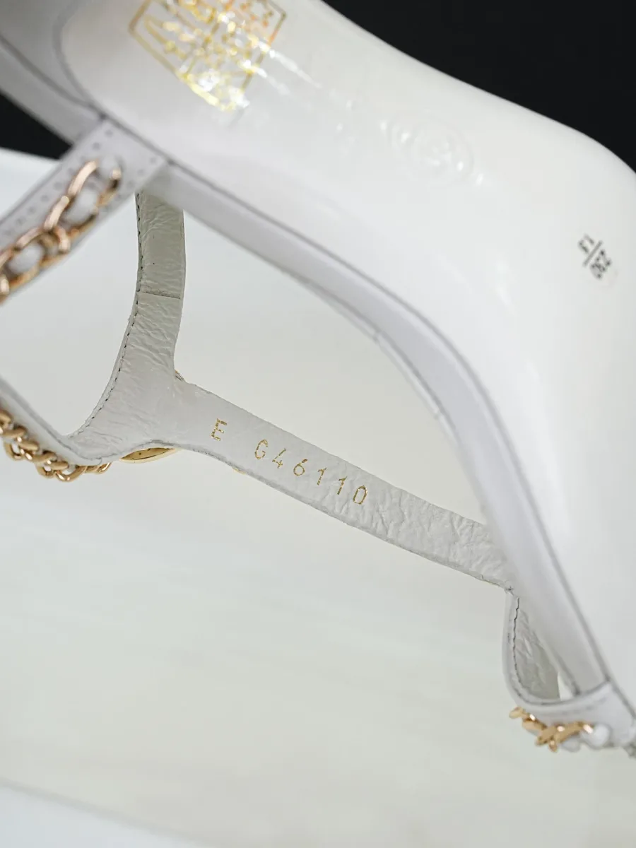 Внутренняя сторона ремешка белой босоножки Chanel с фабричной маркировкой