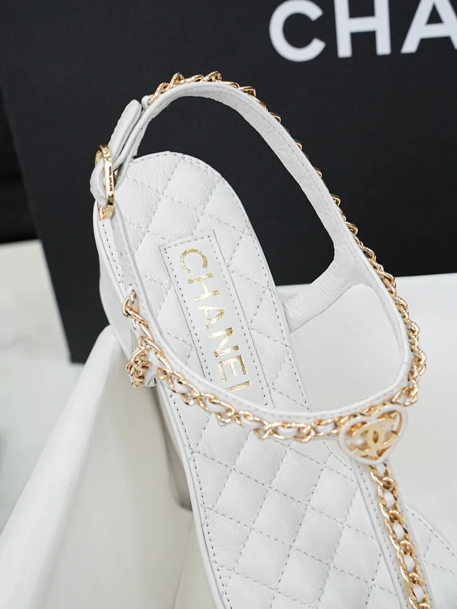 Стеганая белая кожаная стелька босоножки Chanel с тиснением логотипа бренда